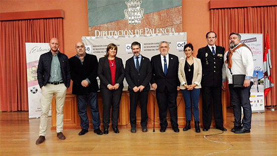 nuestros representantes en el acto junto al Director general